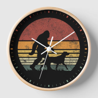 Bigfoot Walking Labrador Retriever Dog Vintag Uhr