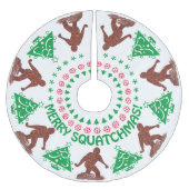 Bigfoot Walking Merry Squatchmas Weihnachten Polyester Weihnachtsbaumdecke (Vorderseite)