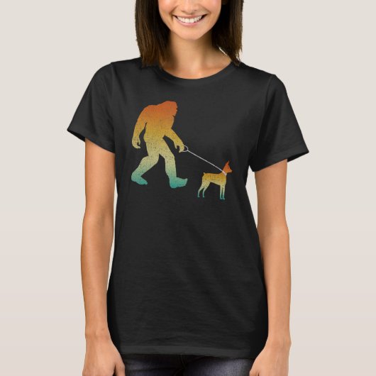 Bigfoot Walking Miniatur Pinscher Funny Sasquatsch T-Shirt (Vorderseite)