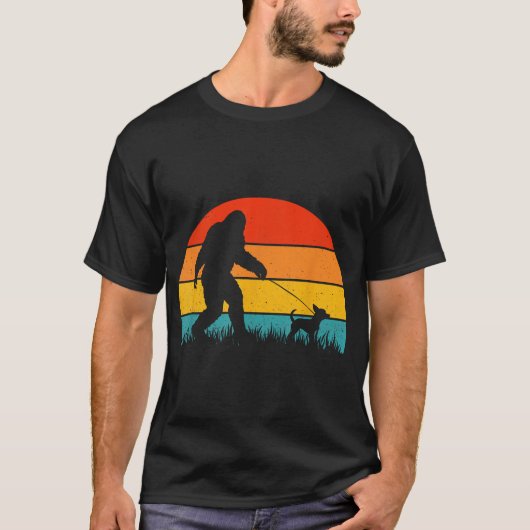 Bigfoot Walking Sunset Off Sasquatch Chihuahua T-Shirt (Vorderseite)