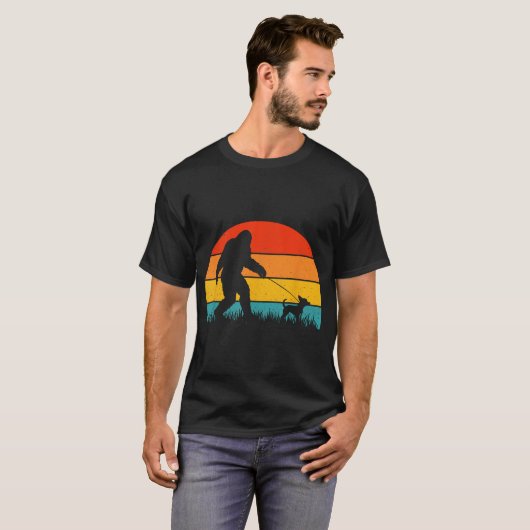 Bigfoot Walking Sunset Off Sasquatch Chihuahua T-Shirt (Vorne ganz)