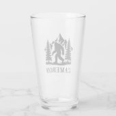 Bigfoot-Wanderer mit Bäumen und Bergen-Monogramm Glas (Rückseite)