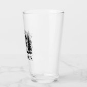 Bigfoot-Wanderer mit Bäumen und Bergen-Monogramm Glas (Links)