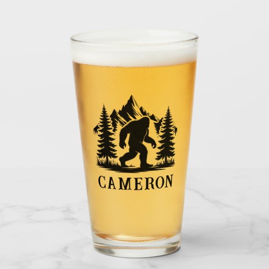 Bigfoot-Wanderer mit Bäumen und Bergen-Monogramm Glas (Vorne (Gefüllt))