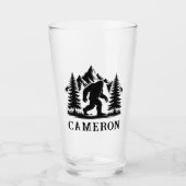 Bigfoot-Wanderer mit Bäumen und Bergen-Monogramm Glas (Vorderseite)