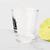Bigfoot-Wanderer mit Bäumen und Bergen-Monogramm Schnapsglas (Rechts)