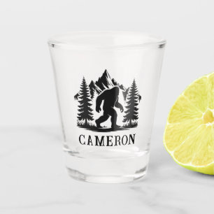 Bigfoot-Wanderer mit Bäumen und Bergen-Monogramm Schnapsglas