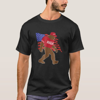 Bigfoot Wearing MAGA Hat USA Flag Trump Republikan T-Shirt