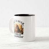 Bigfoot - Weltmeister im Verborgenen und Suchen Zweifarbige Tasse (Vorderseite Links)