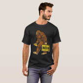 Bigfoot with Beer Funny Sasquatch Men Women Drinki T-Shirt (Vorne ganz)