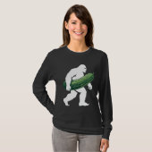 Bigfoot with Cucumber for Adventurous Campers and T-Shirt (Vorne ganz)