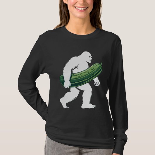 Bigfoot with Cucumber for Adventurous Campers and T-Shirt (Vorderseite)