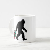 Bigfoot zieht Weihnachtsbaum  Kaffeetasse (Vorderseite Links)