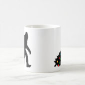 Bigfoot zieht Weihnachtsbaum  Kaffeetasse (Mittel)