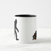 Bigfoot zieht Weihnachtsbaum Tasse (Zentrum)