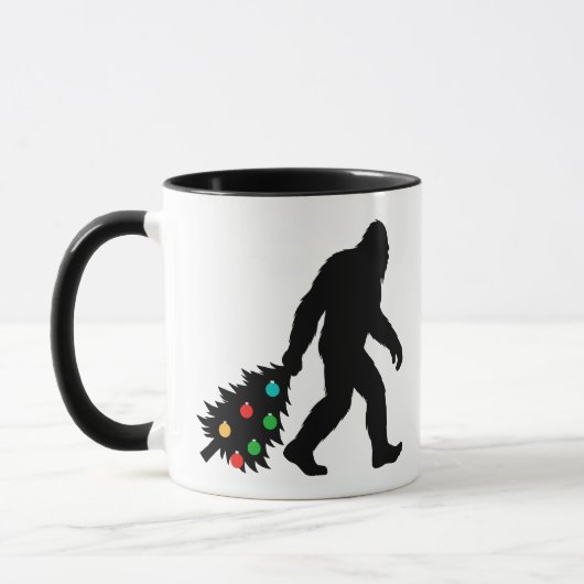 Bigfoot zieht Weihnachtsbaum Tasse (Links)