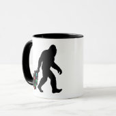 Bigfoot zieht Weihnachtsbaum Tasse (Vorderseite Links)