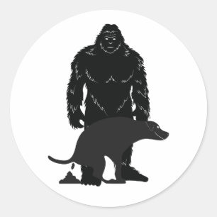 Bigfoot's Best Friend Runder Aufkleber