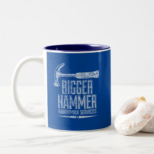 Bigger Hammer Handyman Services White Gfx Blue BG Zweifarbige Tasse (Mit Donut)