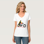 BIKER CHICK sitzt auf ihrem Motorrad T-Shirt (Vorderseite Vollansicht)