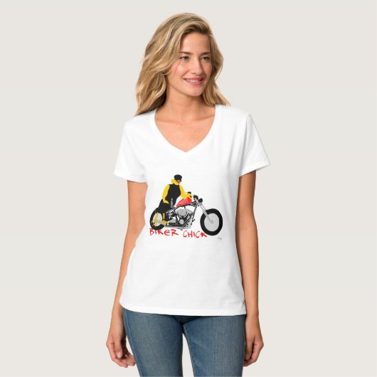 BIKER CHICK sitzt auf ihrem Motorrad T-Shirt (Vorderseite Vollansicht)
