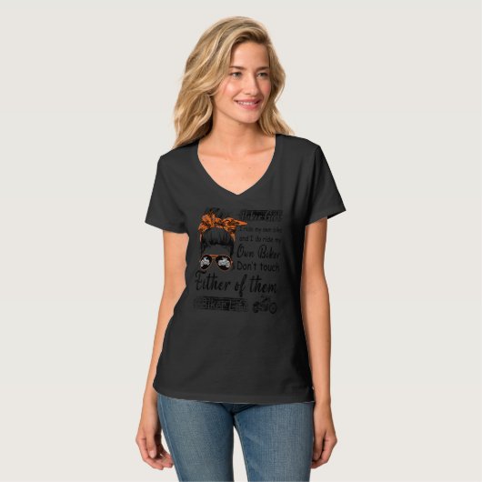 Bikermädchen Ich fahre mit meinem eigenen Fahrrad T-Shirt (Vorderseite Vollansicht)