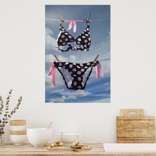 Bikini auf einer Wäscheleine Poster (Küche)