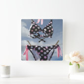 Bikini auf einer Wäscheleine Quadratische Wanduhr (Zuhause)