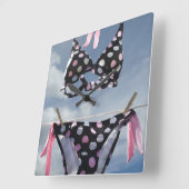 Bikini auf einer Wäscheleine Quadratische Wanduhr (Winkel)