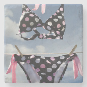 Bikini, der an einer Wäscheleine hängt Steinuntersetzer