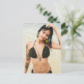 Bikini Girl mit Postkarten vom Foto Tattoos (Stehend Vorderseite)