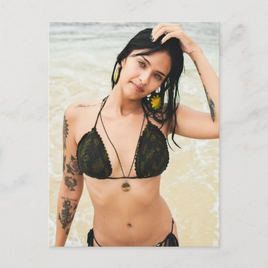 Bikini Girl mit Postkarten vom Foto Tattoos (Vorderseite)