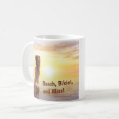 Bikini Girl Posing im Meer bei Sonnenuntergang Kaffeetasse (Vorderseite Links)