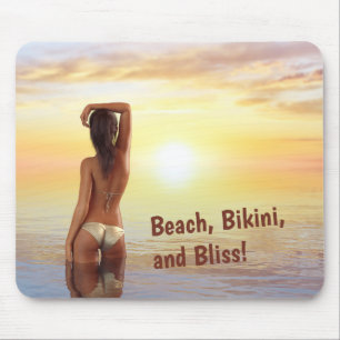 Bikini Girl Posing im Meer bei Sonnenuntergang Mousepad
