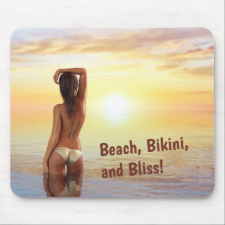 Bikini Girl Posing im Meer bei Sonnenuntergang Mousepad