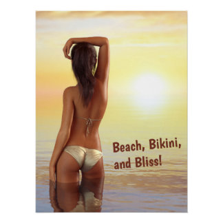 Bikini Girl Posing im Meer bei Sonnenuntergang Poster