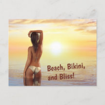Bikini Girl Posing im Meer bei Sonnenuntergang