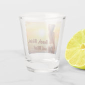 Bikini Girl Posing im Meer bei Sonnenuntergang Schnapsglas (Rückseite)