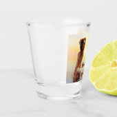 Bikini Girl Posing im Meer bei Sonnenuntergang Schnapsglas (Links)