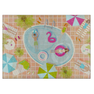 Bikini-Girls und Typ spielen Schwimmbadspiel Schneidebrett