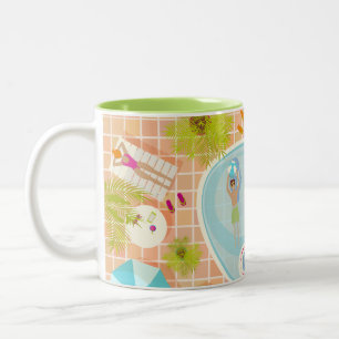 Bikini-Girls und Typ spielen Schwimmbadspiel Zweifarbige Tasse