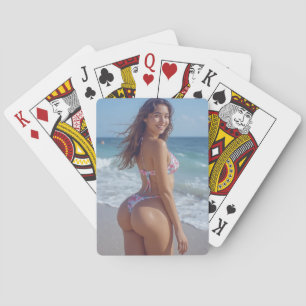 Bikini-Mädchen mit großem Hintern spielt Karten Spielkarten