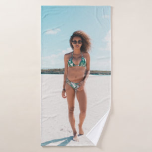 Bikini mit stehendem Sand Badehandtuch