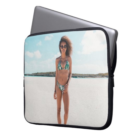 Bikini mit stehendem Sand Laptopschutzhülle (Vorderseite Links)