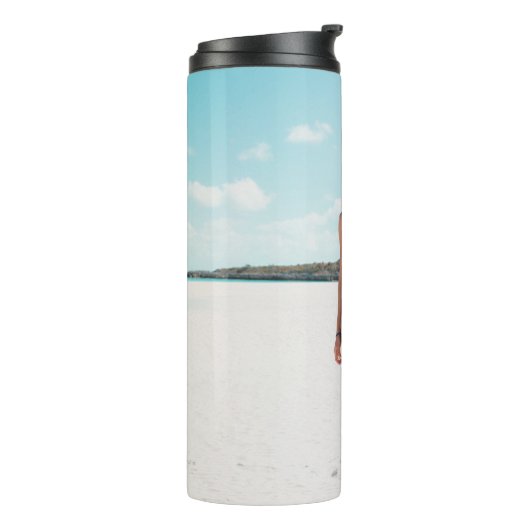 Bikini mit stehendem Sand Thermosbecher (Nach links gedreht)