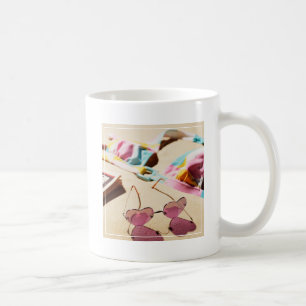 Bikini-Spitzen-und Herz-Form-Sonnenbrille auf Kaffeetasse