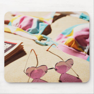 Bikini-Spitzen-und Herz-Form-Sonnenbrille auf Mousepad