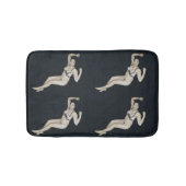 Bikinimodell auf Schwarzem Badematte (Vorderseite)