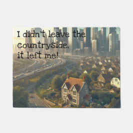 Bild einer niedlichen Hütte mit einer Stadt in der Fußmatte