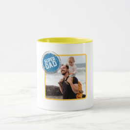 Bild eines Mannes, der ein Kind mit "Super Papa" t Tasse